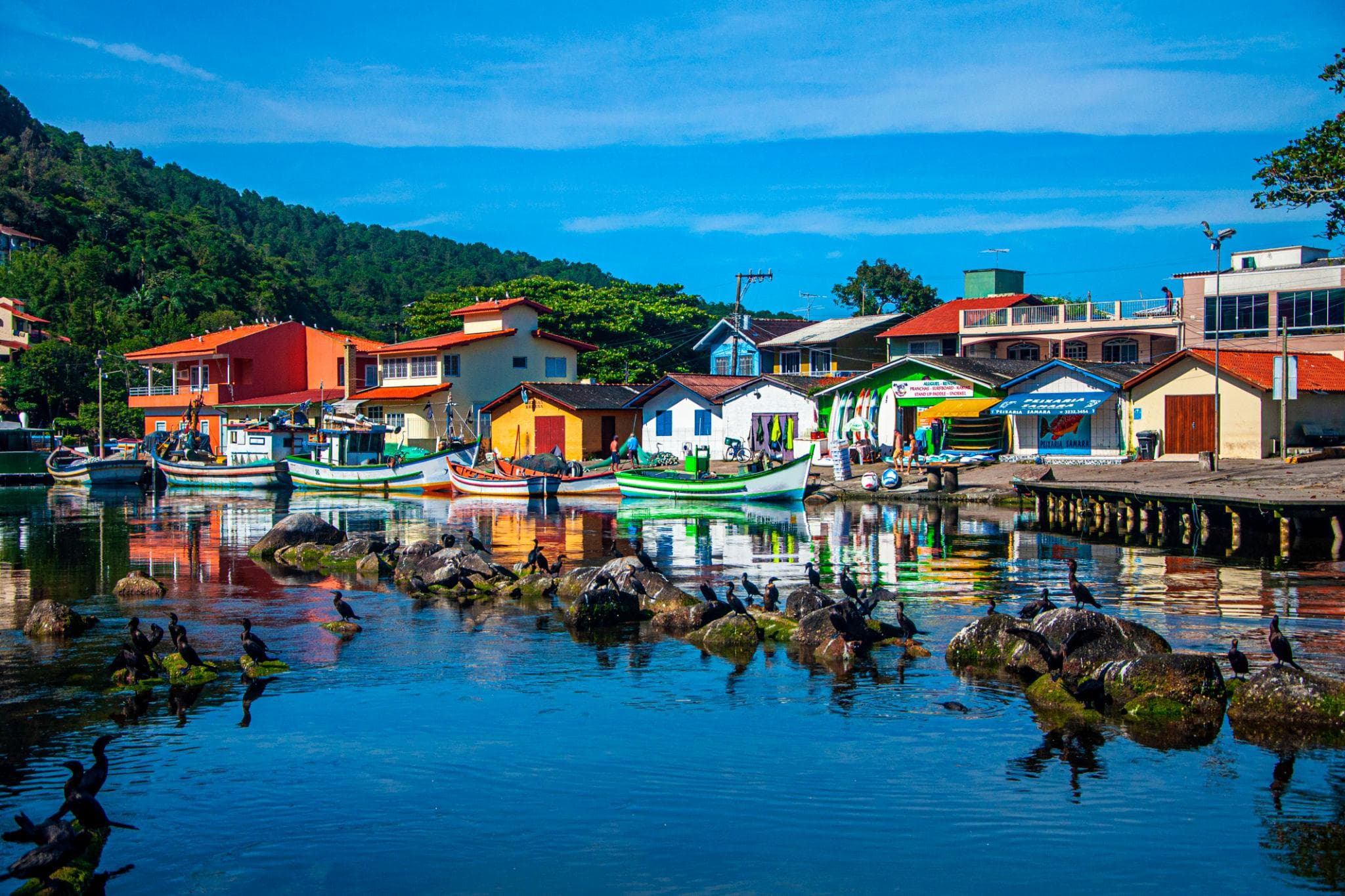 Vista aérea do canal da Barra da Lagoa em Florianópolis